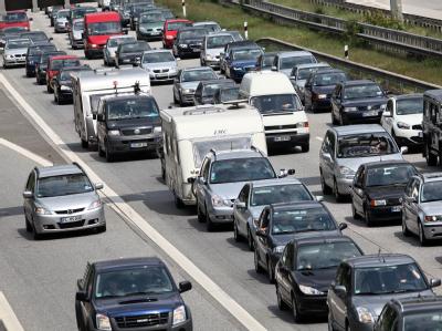 Autofahrer brauchen am Wochenende Geduld: Experten erwarten volle Autobahnen wie hier auf der A7 vor dem Elbtunnel. Stau auf der A7