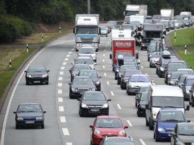 Der Urlaubsverkehr verstopft die Autobahnen. Archivfoto: Marcus Brandt Stau auf einer Autobahn