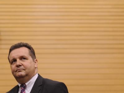 Ex-Ministerpräsident Mappus steht wegen des EnBW-Aktiendeals am Pranger. Die Staatsanwaltschaft ermittelt wegen Untreueverdachts, die CDU rückt von ihm ab. Foto: Marijan Murat/Archiv Ex-Ministerpräsident Stefan Mappus