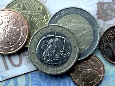 Euroscheine und -münzen liegen auf einem Tisch. Foto: Federico Gambarini Griechenland-Hilfe