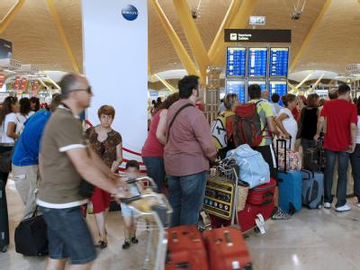 Gestrandete Reisende am Flughafen in Madrid während eines Generalstreiks (Archivbild vom 19.7.2010). Gestrandete Reisende