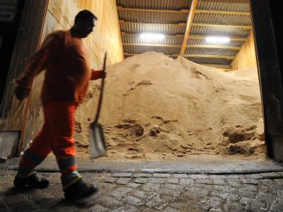 Der weltgrößte Salzhersteller K+S produziert derzeit rund 25 000 Tonnen, die Lagerkapazität wurde gegenüber dem Vorjahr um 100 000 auf 900 000 Tonnen erhöht. (Archiv- und Symbolbild) Streusalzlager