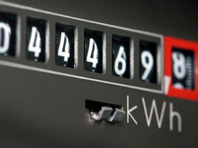 Die Strompreise steigen bei vielen Versorgen zum 1. April - daher werden Forderungen nach Staatshilfe laut. Doch die Energiewende taugt nur bedingt als Sündenbock für die neuerliche Erhöhungswelle. Foto: Jens Büttner Stromzähler