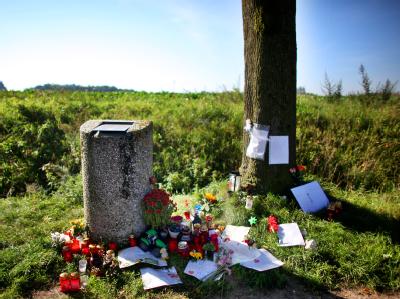 In Gerfrath an der Fundstelle von Kleidungsstücken des verschwundenen Mirco legen Mitbürger Briefe und Blumen ab. Suche nach Mirco - Trauer