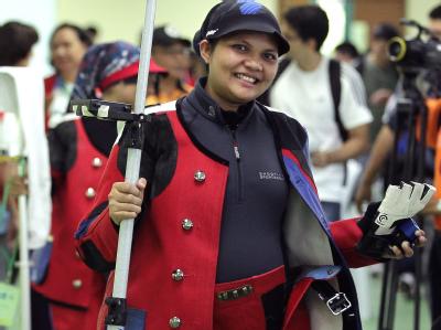 Suryani Mohamed Taibi versteckte ihren Babybauch unter einer XXL-Jacke. Foto: EPA/STR Suryani Mohamed Taibi