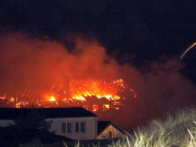 Feuerwehrleute kämpfen am Montag (16.08.2010) auf Sylt gegen einen Brand. Mehrere Brände hielten die Feuerwehr nach Gewittern auf der Nordseeinsel Sylt in Atem. Wegen eines Blitzeinschlags in einem Hotel mussten etwa 200 Menschen in Sicherheit gebracht we Brände auf Sylt
