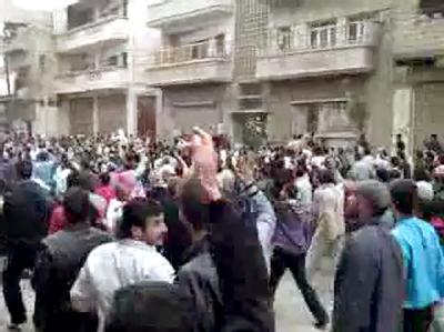 Der Screenshot eines über Youtube verbreiteten Videos zeigt syrische Demonstranten, die sich nach Urheberangaben am 22. April in der nordwest-syrischen Stadt Homs versammelt haben. (Bild: dpa) Protest in Syrien