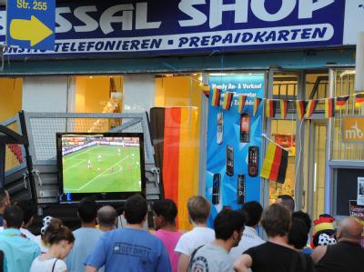 Fußballfans schauen in Berlin Neukölln das Spiel Deutschland-Spanien. Fans in Berlin