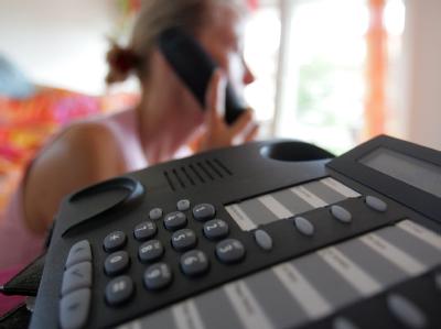 «Bitte bleiben Sie dran. Der nächste freie Mitarbeiter ist gleich für Sie da.» Mit der Geduld der Menschen soll künftig kein Geld mehr verdient werden. Archivfoto: Uli Deck Telefon-Warteschleife