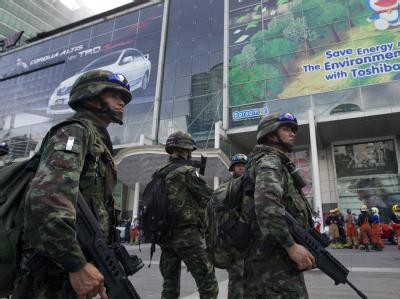 Thailändische Soldaten kontrollieren die Innenstadt von Bangkok. Bangkok