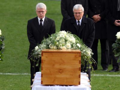DFL-Präsident Rauball und DFB-Präsident Zwanziger (r) trauern am Sarg von Robert Enke. Rauball und Zwanziger