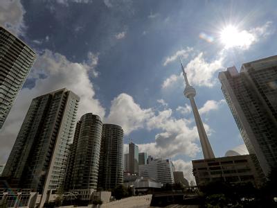 Die Sonne scheint über dem 553 Meter hohen Fernsehturm im kanadischen Toronto. Vor dem G8/G20-Gipfel