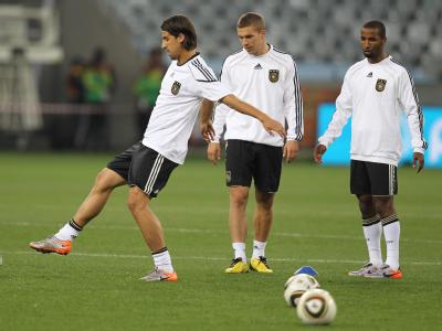 Fit fürs Viertelfinale: Sami Khedira, Lukas Podolski and Cacau Training der Deutschen