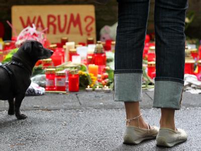 In der Nähe der Unglücksstelle legen Trauernde Blumen nieder und entzünden Kerzen. Tote bei Loveparade - Trauer