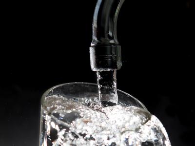 Die Trinkwasserversorgung ist für Millionen Chinesen unterbrochen worden. (Symbolbild) Trinkwasser