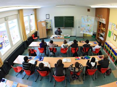 Die EU-Kommission bescheinigt deutschen Lehrern, dass sie gar nicht so schlecht verdienen - im internationalen Vergleich. (Symbolbild) Unterricht