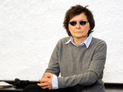 Verena Becker darf im Gericht eine Sonnenbrille tragen. Foto: Bernd Weißbrod / Archiv Verena Becker