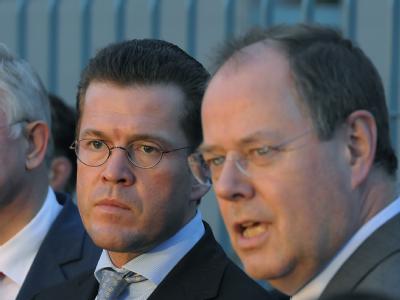 Bundeswirtschaftsminister Karl-Theodor zu Guttenberg (l) und Bundesfinanzminister Peer Steinbrück informieren die Presse nach der Opel-Spitzenrunde. Spitzenrunde zu Opel