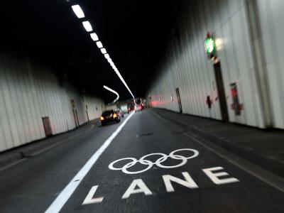 Sorgen über ein Transportchaos, die hohen Kosten und das miese Wetter verhageln den Londonern die Stimmung. Doch die Erkenntnis naht: Olympia wird London verändern. Foto: Christian Charisius / Archiv London 2012