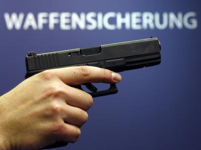 Ein Jahr nach dem Amoklauf in Winnenden hat Bundespräsident Köhler weitere Beschränkungen für den Zugang zu Waffen gefordert. Waffenrecht