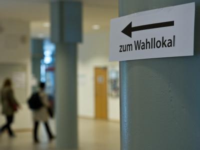 Auf Informationsdiensten wie Twitter kursierten bereits vor Schließung der Wahllokale angebliche Prognosen zur Berlin-Wahl. Wahllokal