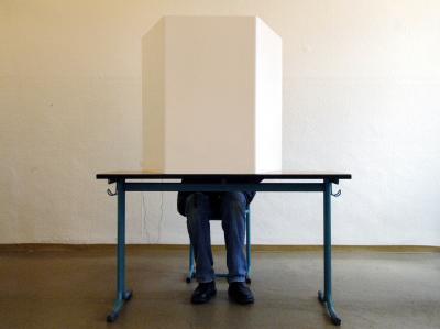Fast jeder fünfte Deutsche könnte sich vorstellen, Thilo Sarrazin zu wählen, wenn er eine eigene Partei gründen würde. (Symbolbild) Wahlkabine