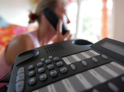 Warteschleifen von Telefon-Hotlines sind oft teuer. Die Bundesregierung will diese Kosten nun deckeln. Warteschleifen