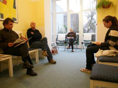 Die meisten Bürger gehen doch nicht so oft zum Arzt wie bislang angenommen Foto: Carsten Rehder/ Archiv Wartezimmer