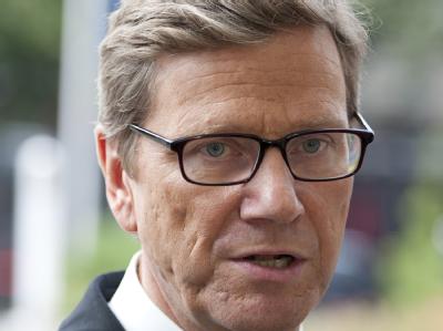 Die FDP lässt bei der steuerlichen Gleichstellung von Homo-Ehen nicht locker. Auch Außenminister Westerwelle will sie zügig erreichen. Foto: Marc Tirl/Archiv Guido Westerwelle