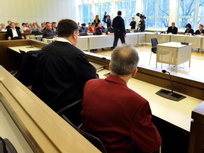 Der angeklagte Familienvater (r) mit seinem Anwalt im Gerichtssaal. Missbrauchsprozess