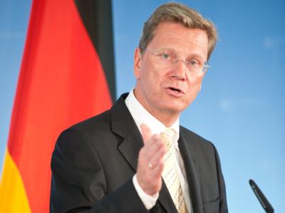Bundesaußenminister Guido Westerwelle (FDP) steht wegen seiner Haltung zum Nato-Einsatz in Libyen auch in den eigenen Reihen in der Kritik. (Archivbild) Westerwelle