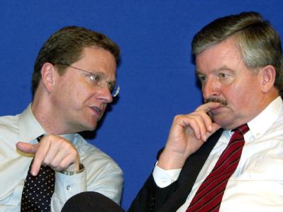 Parteikollege Jürgen Möllemann (r.) brachte Guido Westerwelle 2002 mit einer antijüdischen Kampagne in Bedrängnis. (Archiv) Westerwelle und Möllemann