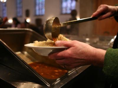Wenn das Geld nicht mehr zum Essen reicht: In der Frankfurter St. Katharinenkirche kommen täglich bis zu 300 Gäste zur Winterspeisung. Armutsrisiko