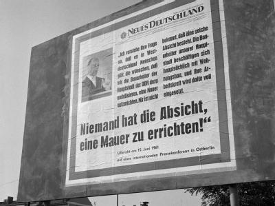 An der Sektorengrenze zu Ostberlin erinnert im Oktober 1961 ein Schild an die Aussage des DDR-Staatschefs Walter Ulbricht. Schild erinnert an Ulbrichts Falschaussage