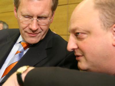 Der damalige niedersächsische Ministerpräsident Christian Wulff und sein Pressesprecher Olaf Glaeseker Foto: Jochen Lübke/Archiv Wulff und Glaeseker