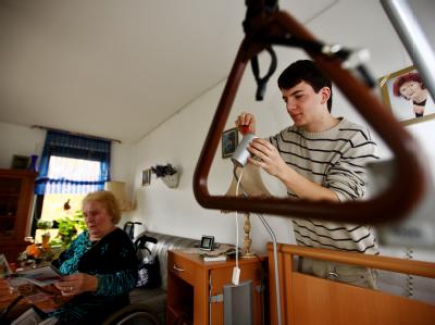 Ein Zivildienstleistender repariert in einem Altenwohnheim eine Lampe. (Archivbild) Zivildienst