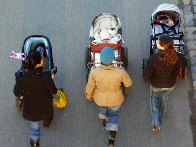 Die stellvertretende SPD-Vorsitzende Manuela Schwesig hält das Betreuungsgeld für eine «unselige Fernhalteprämie». Foto: Wolfram Steinberg / Symbol Kinderwagen
