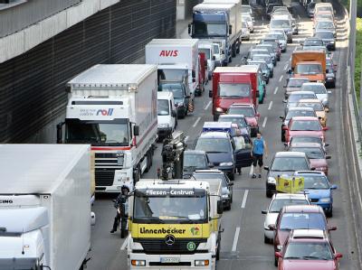 Autofahrer stehen auf der Berliner Stadtautobahn A100 im Stau (Archiv). Autobahn A100