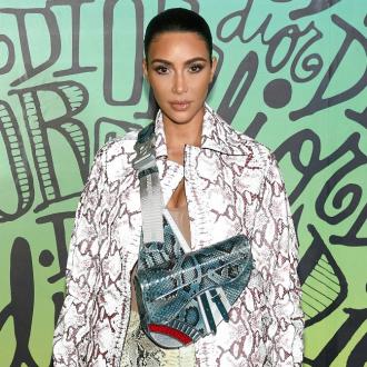 Kim Kardashian West enthüllte, dass sie sich nach ihren beiden Geburten ganze fünf Mal operieren lassen musste. Kim Kardashian