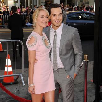 Anna Camp fühlt sich nach ihrer Scheidung von Skylar Astin ''zum ersten Mal seit langem frei''. Anna Camp und Skylar Astin