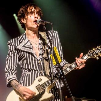Justin Hawkins witzelte, er wolle Ed Sheeran mit einem Foto ''erpressen'', das nach ihrem gemeinsam Fußball-Match geschossen wurde. Justin Hawkins von The Darkness