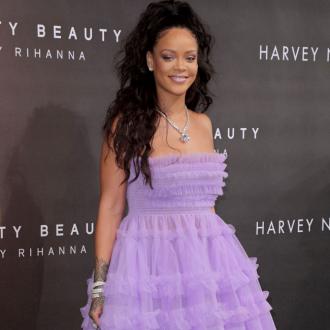 Die Musikerin darf sich über ein großes Lob durch ihren Stylisten freuen. Der findet es großartig, dass die Sängerin ihr Make-up auf dunkelhäutige Frauen ausrichtet. Rihanna