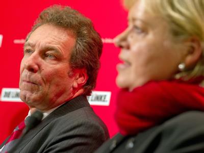 Der Bayer Klaus Ernst und die Ost-Berlinerin Gesine Lötzsch erfüllten als Doppelspitze der Linken die Ost-West-Quote. Foto: Tim Brakemeier Ernst und Lötzsch