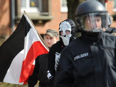 Begleitet von Polizisten marschieren Neonazis durch Lübeck. Kirchen, Parteien und Gewerkschaften hatten zu Protesten gegen die Kundgebung von Neonazis zur Erinnerung an die Bombardierung Lübecks 1942 aufgerufen. Neonazi-Demo