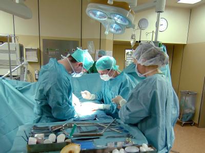 Wird in deutschen Krankenhäusern zu viel operiert? Foto: dpa Operationssaal