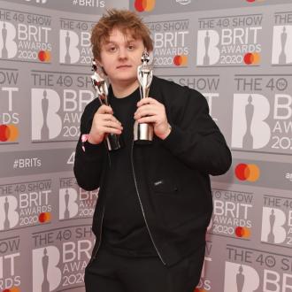Der Sänger wehrt sich gegen die Unterstellung, rote Haare zu haben. Lewis Capaldi