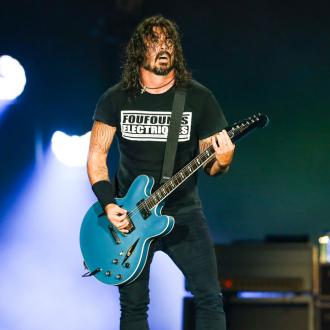 Dave Grohl ''weinte ein wenig'', als Weezer 'Lithium' von Nirvana coverten. Dave Grohl