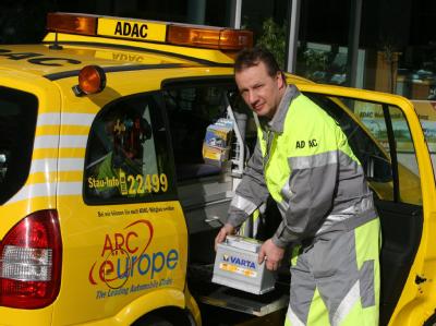 Geplatzte Reifen, eingefrorene Motoren, leere Batterien: Für ADAC-Pannenhelfer Oliver Bäuml ist der verschneite Wochenbeginn Großkampftag. ADAC-Helfer Bäuml