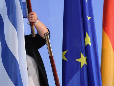 Noch hängt die griechische neben der EU-Flagge. Foto: Hannibal Eurokrise