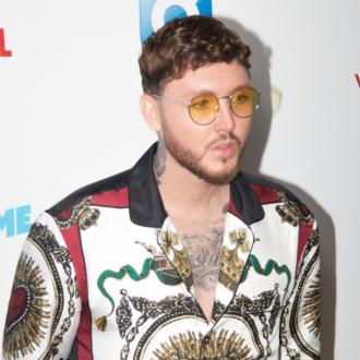 Der britische Musiker hat vor einiger Zeit seine Depressionen publik gemacht. Nun will der Sänger den Pfunden den Kampf ansagen und abnehmen. James Arthur